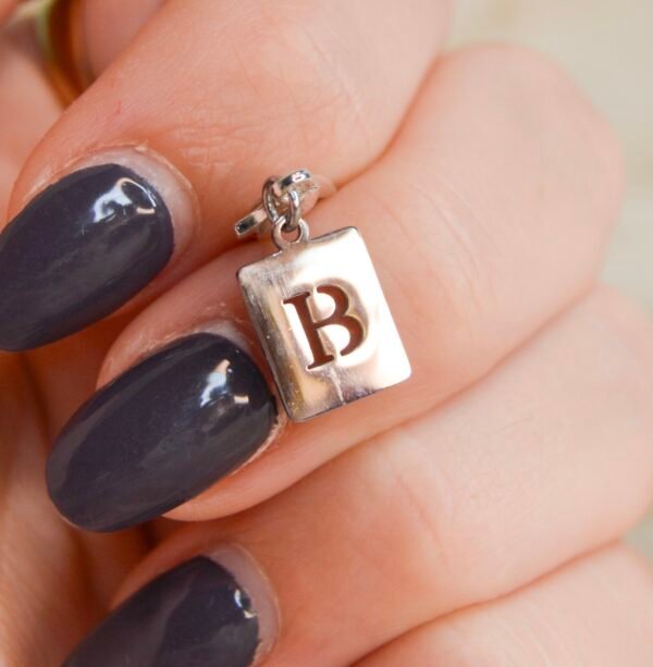 Charms Letra B